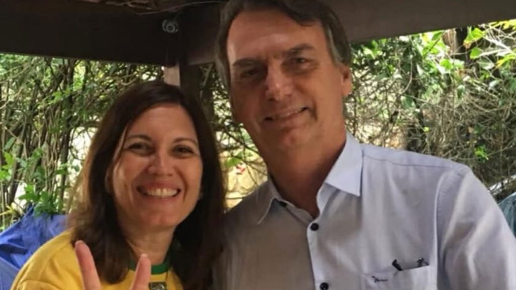 Bolsonaro descarta e esfaqueia Bia Kicis