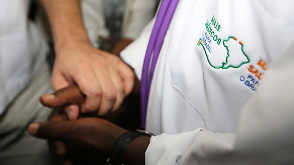 Associação de médicos brasileiros repudia agressões ao Programa Mais Médicos do Brasil
